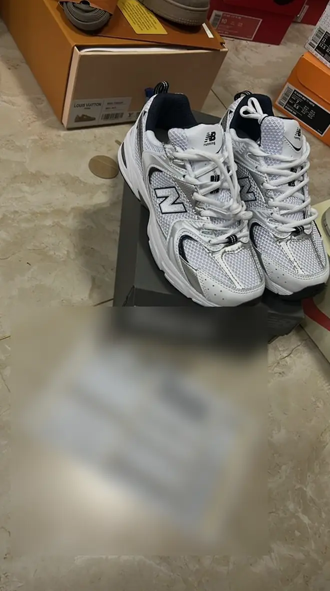 Zapatillas Baratas: Envío internacional preparado; etiqueta difuminada